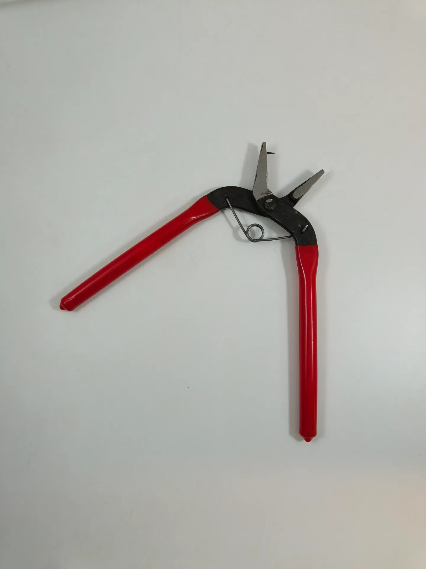 Pince plate avec épingle. Longueur 160mm.