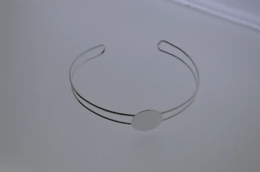 [543310200] Bracelet en fil avec disque soudé. Finition argenté.