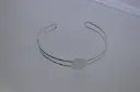 Bracelet en fil avec disque soudé. Finition argenté.