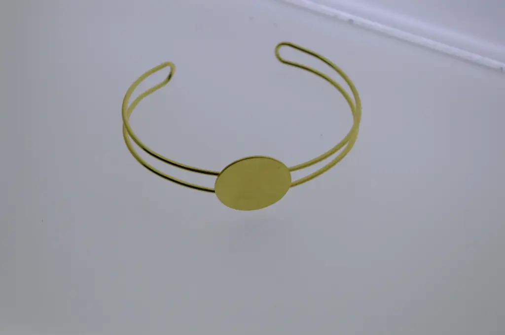 [543320100] Brazalete de hilo con disco soldado. Baño dorado.