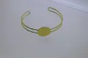 Brazalete de hilo con disco soldado. Baño dorado.