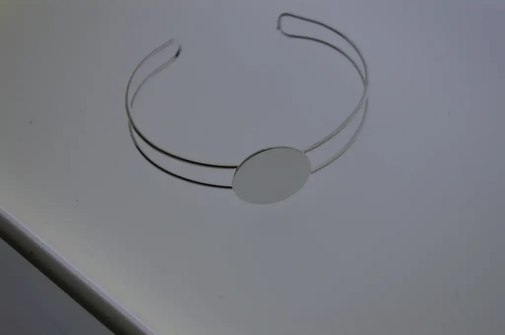 [543320200] Brazalete de hilo con disco soldado. Baño plateado.