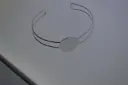 Brazalete de hilo con disco soldado. Baño plateado.