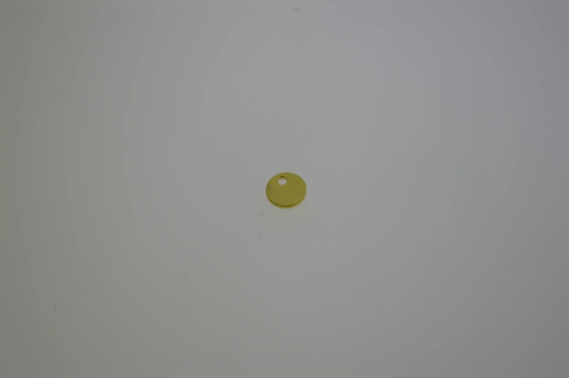 [129570631] Disco de latón Ø 6mm con agujero. Acabado dorado