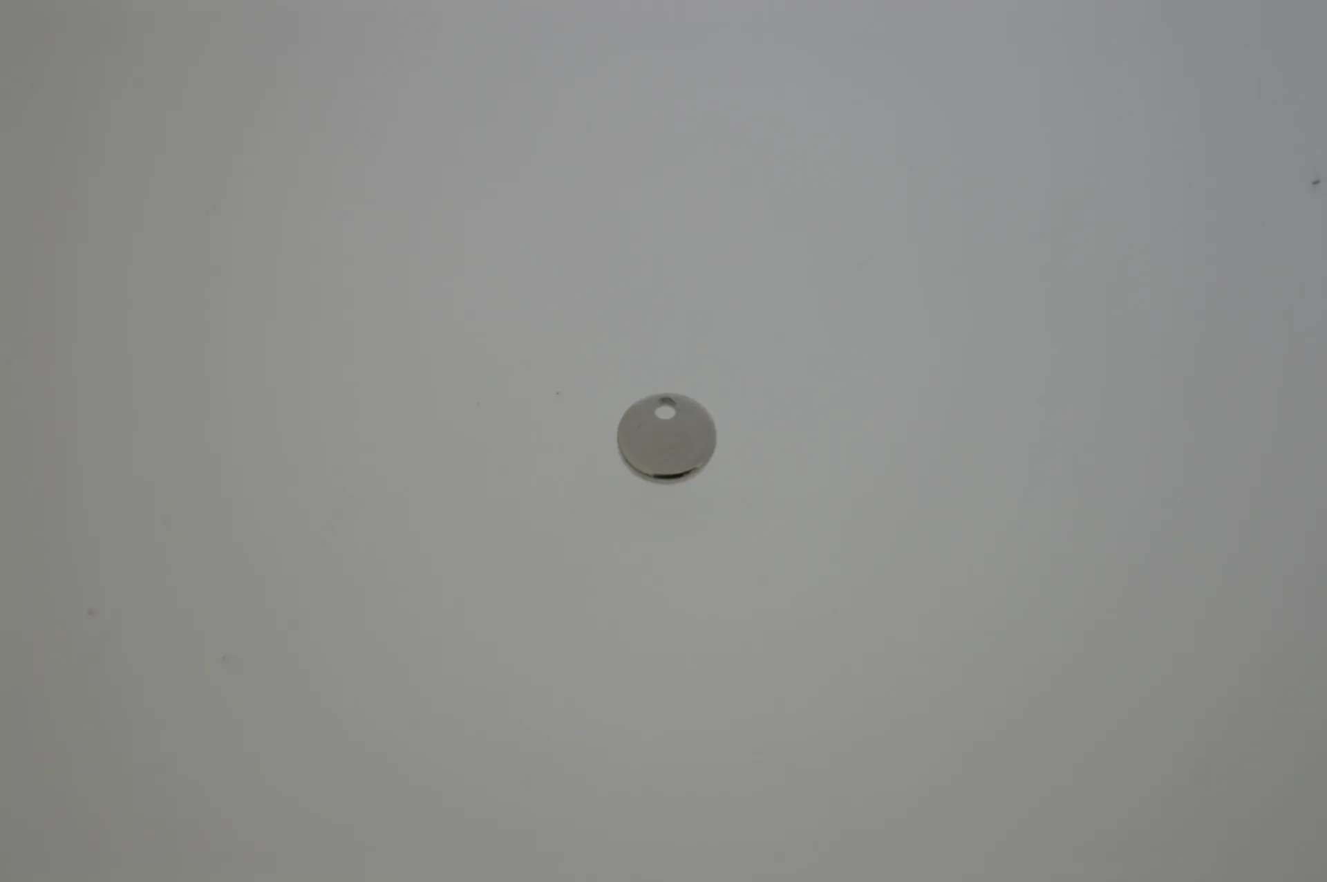 [129570615] Disque en laiton Ø 6mm avec trou. Finition bronze blanc.