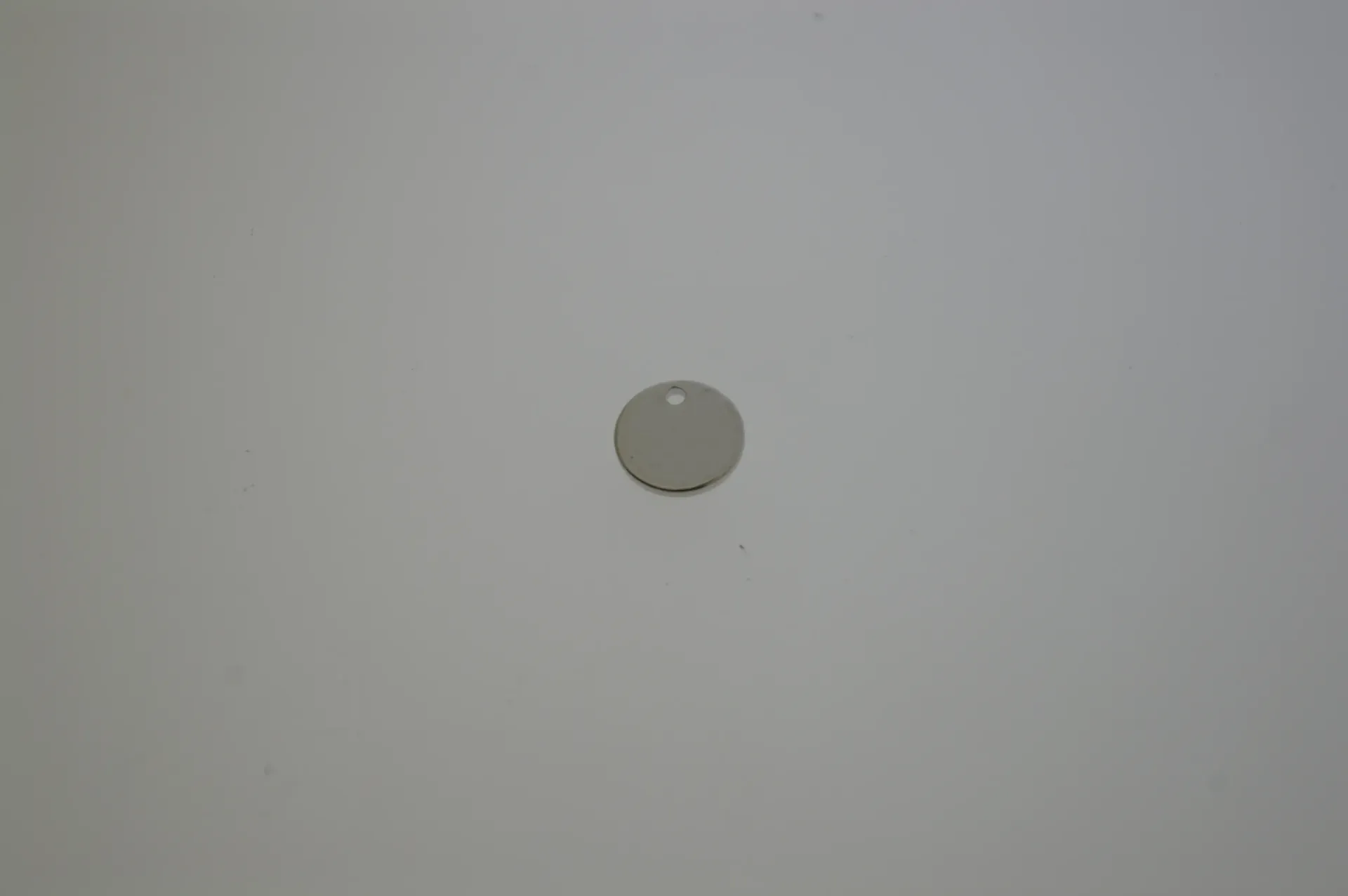 [129570815] Brass disc Ø 8mm with hole. White bronze plated.