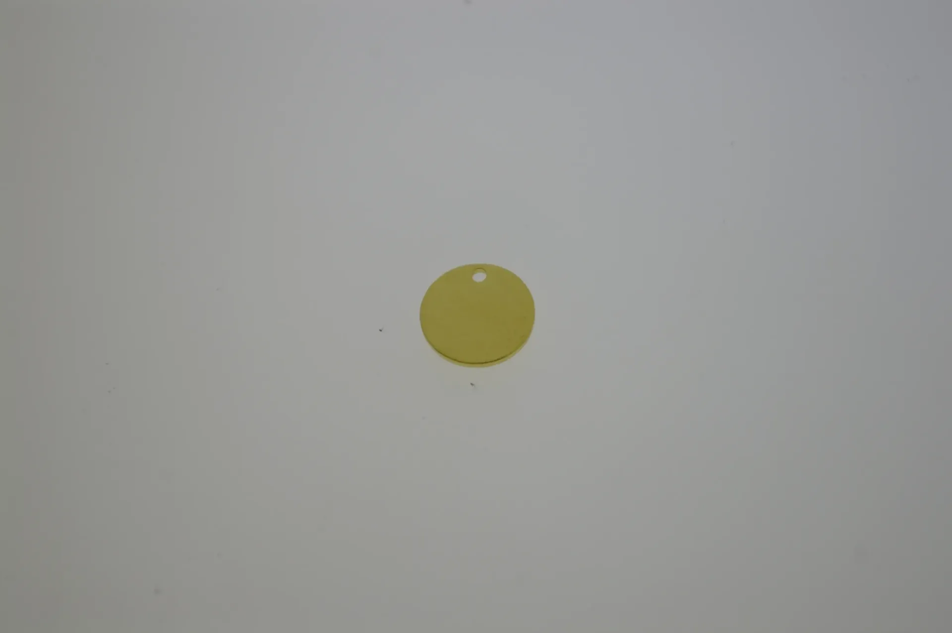 [129571031] Disco de latón Ø 10mm con agujero. Acabado dorado.