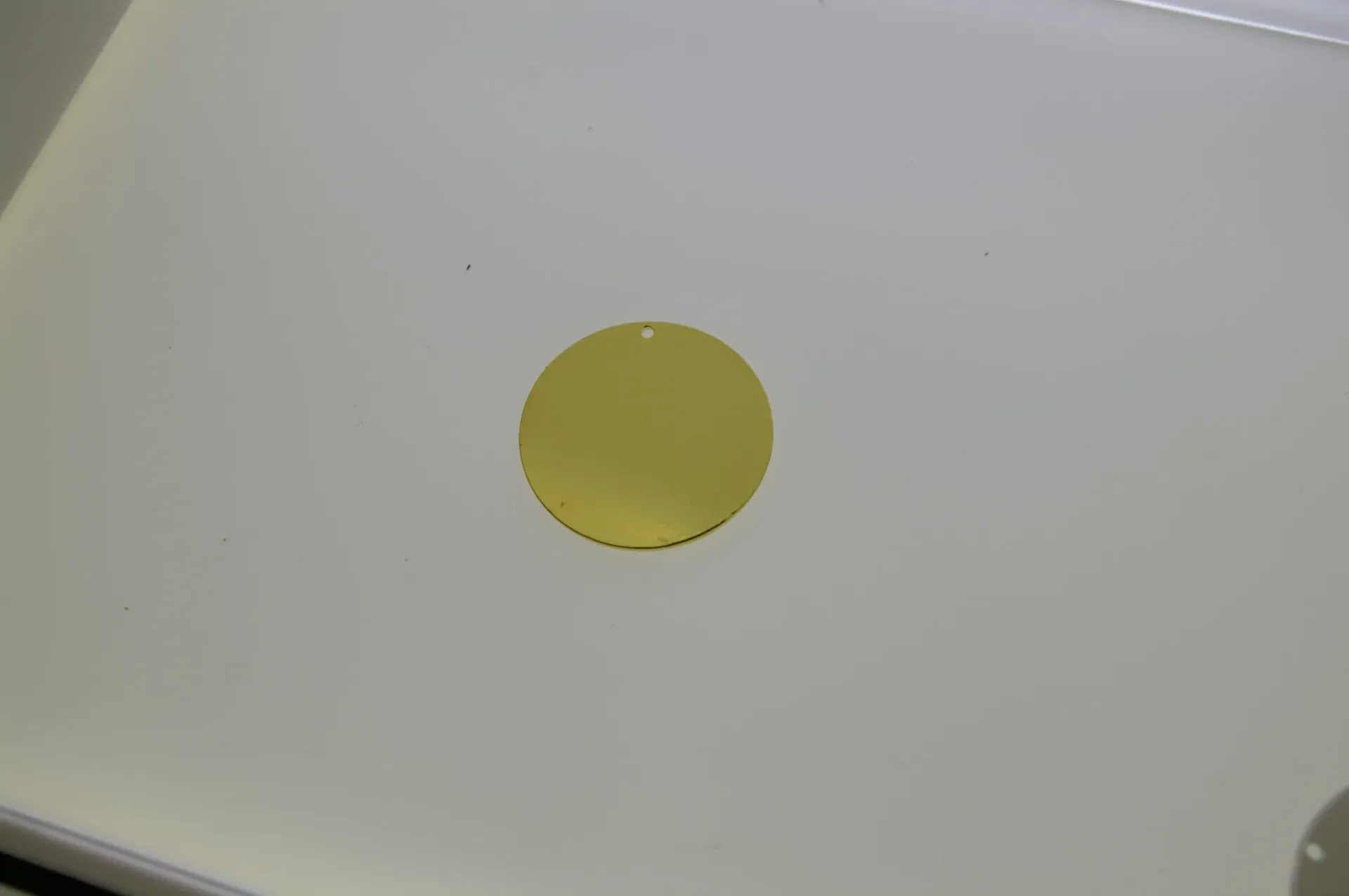[129583031] Disque en laiton Ø 30mm avec trou. Finition doré.